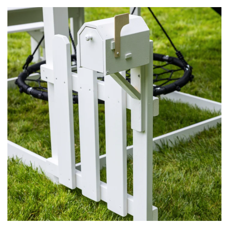 2MamaBees Mailbox with fence