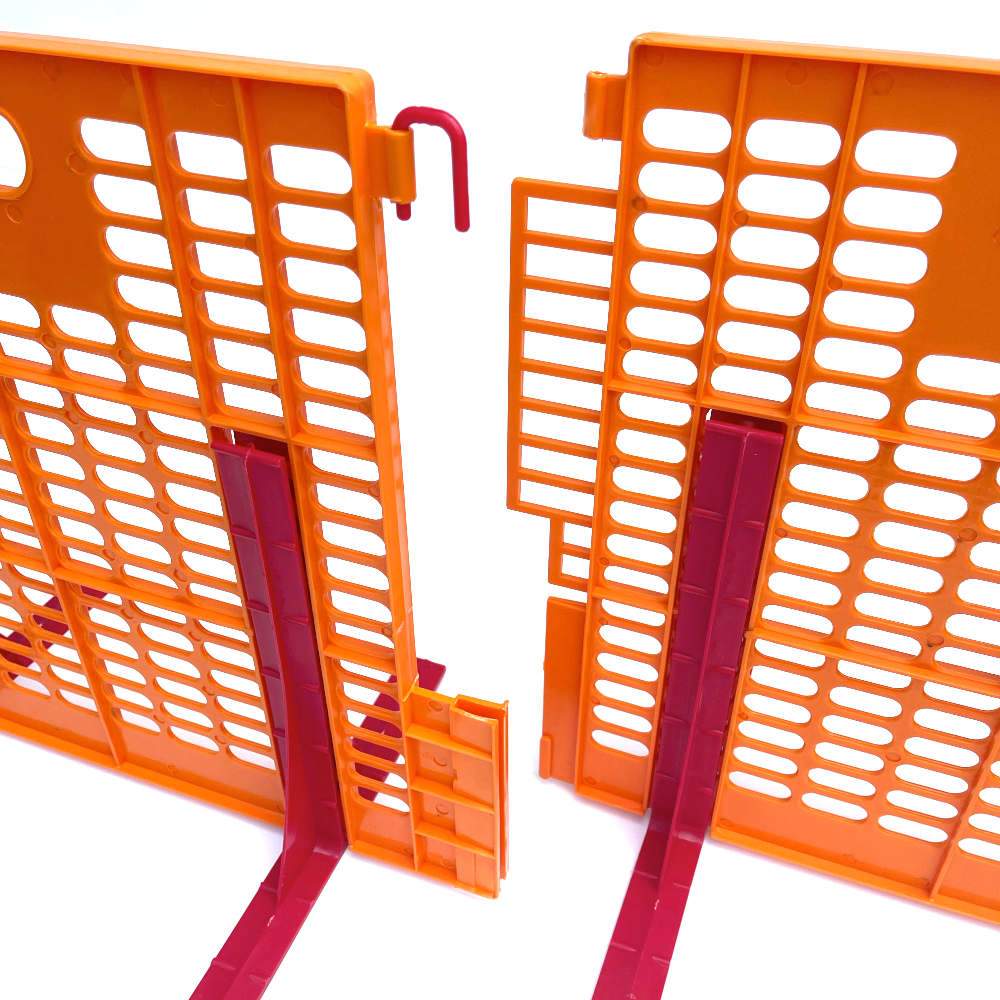 Chick housing compartment for poultry keeping