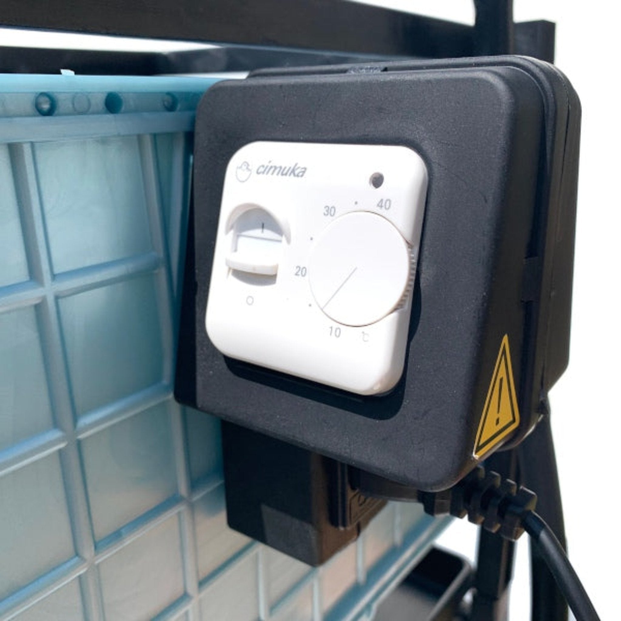 Cimuka chick brooder featuring an easy-to-clean waste tray.