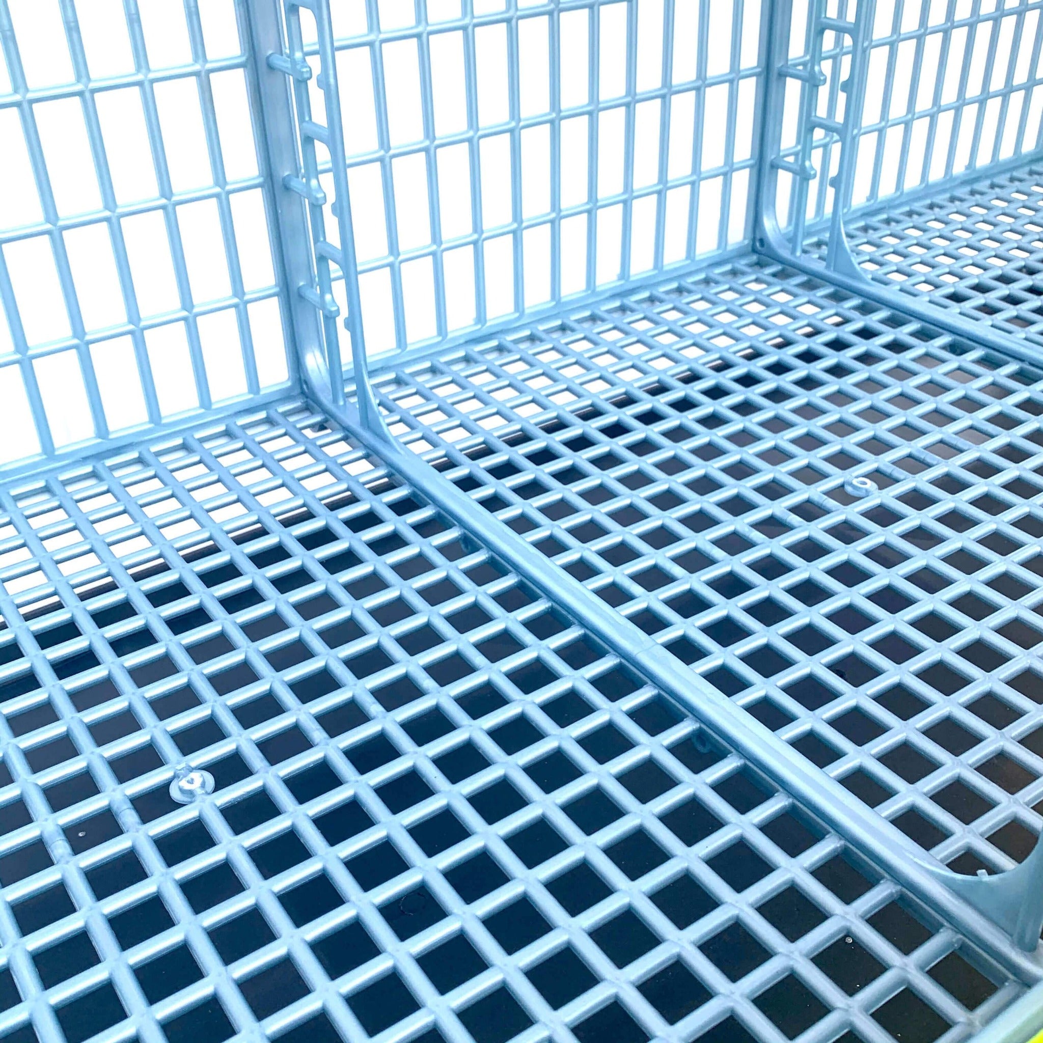 Cimuka poultry grow-out pen with Comfortplast elliptical flooring and 15-inch internal headspace.