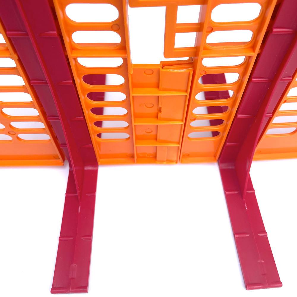 Intermediate poultry compartment suitable for growing chicks and roosters