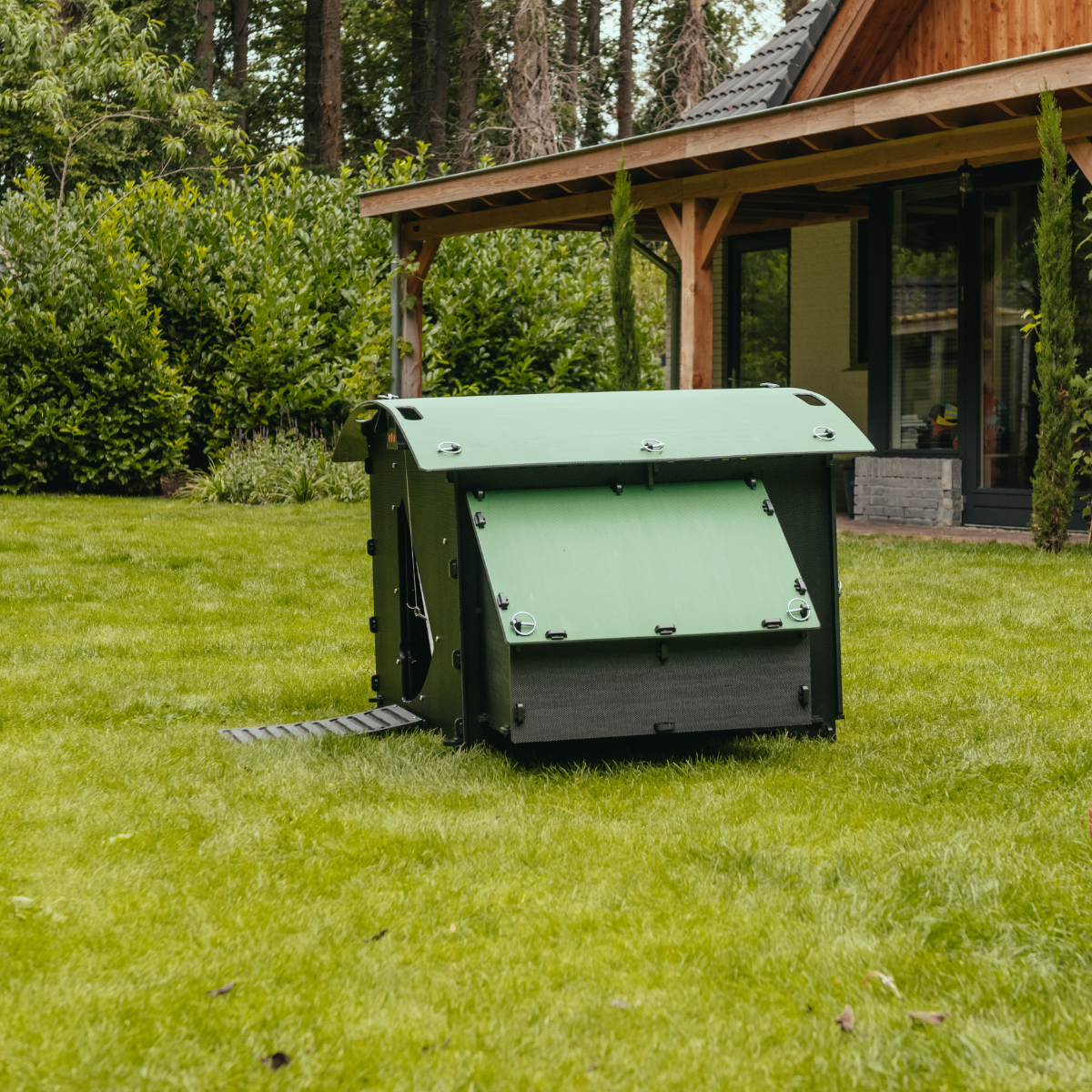 Nestera chicken coop large ground lifestyle side