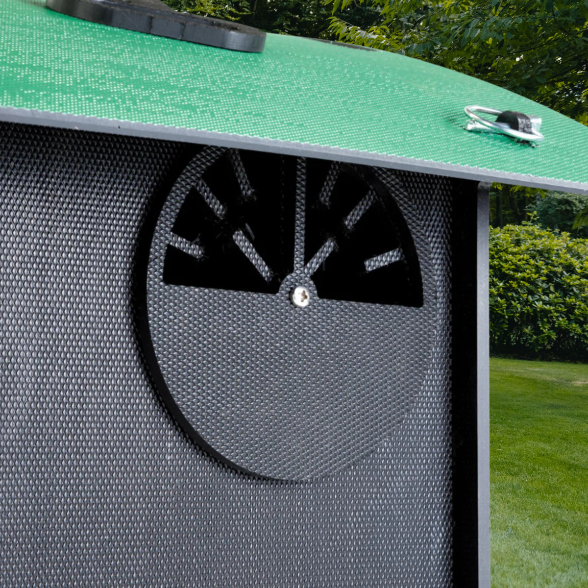 Nestera chicken coop with adjustable ventilation