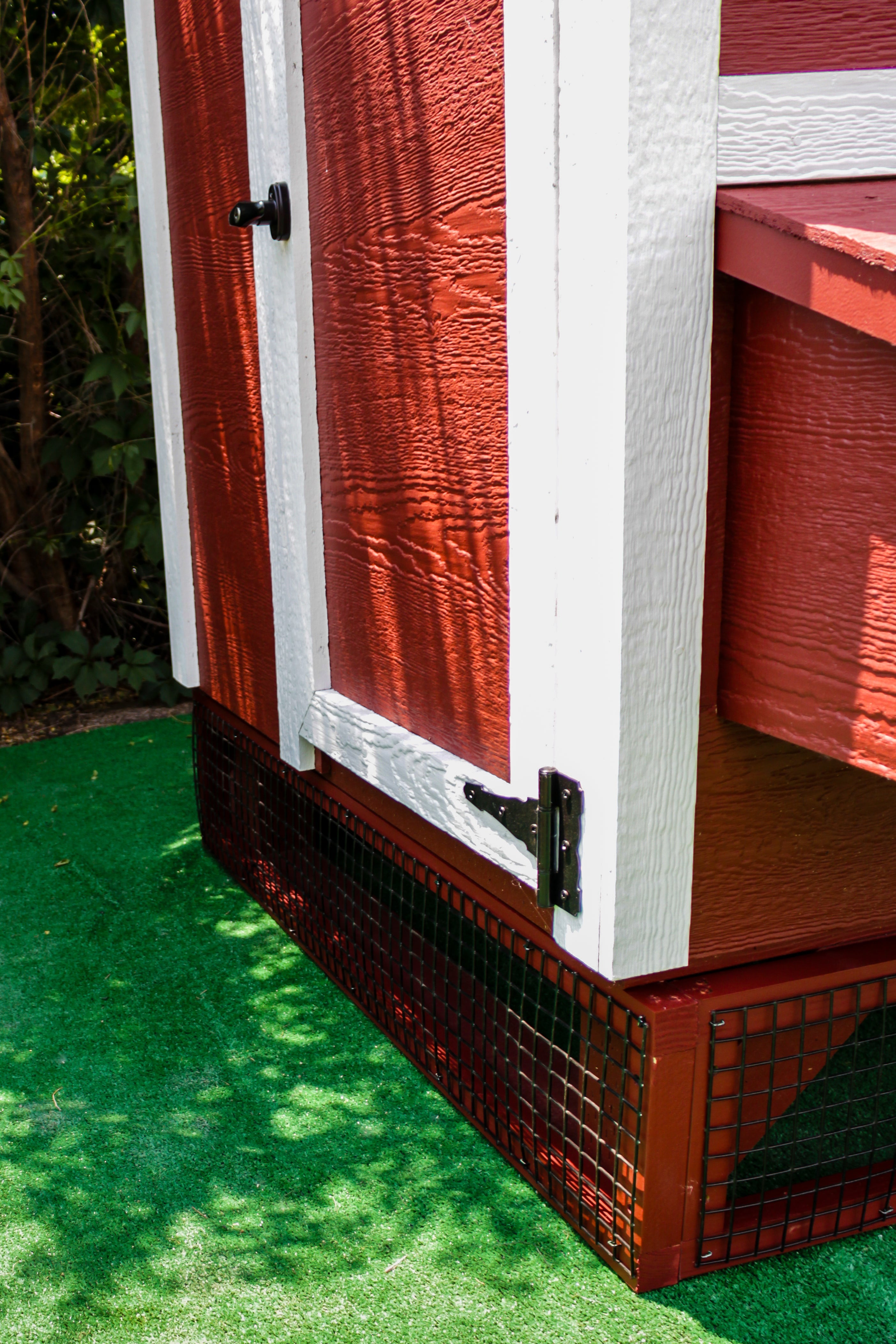 OverEZ Jumbo Wire Chicken Coop Panels in Red