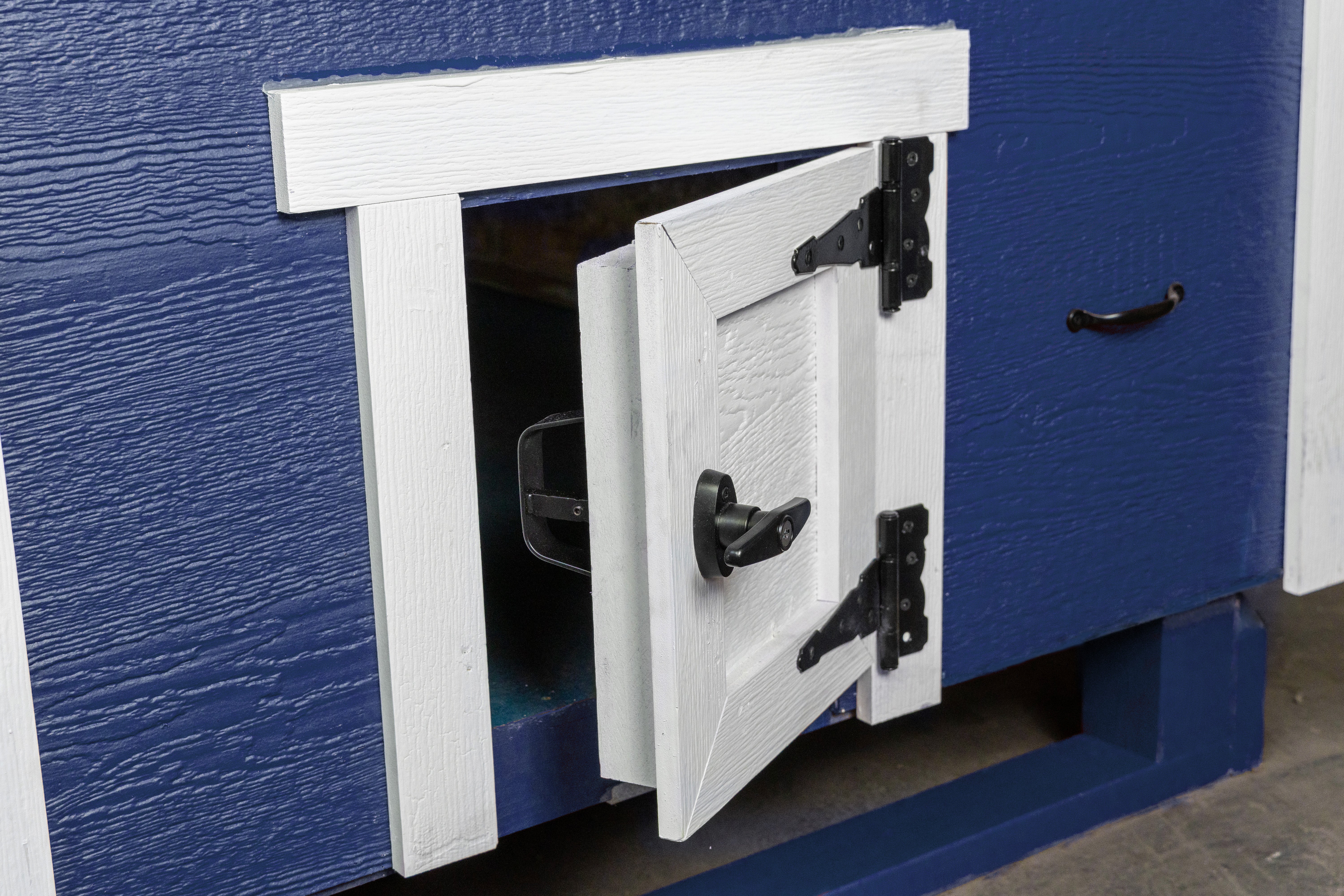 OverEZ Chicken Coop Large Up to 15 Chickens blue chicken door zoomed in